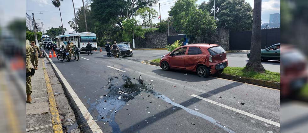 Militares atienden a dos menores que resultaron lesionados tras fuerte accidente en San Salvador