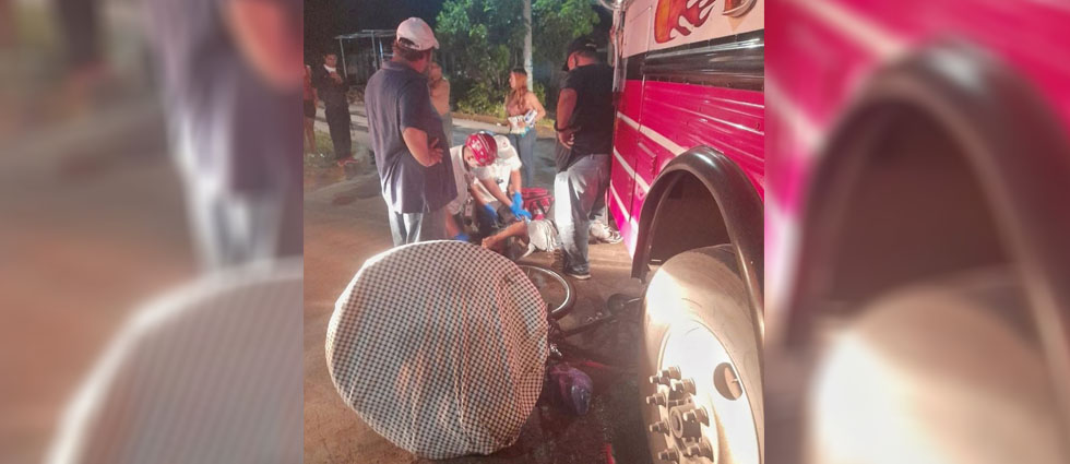 Hombre que se conducía en bicicleta acaba en el hospital tras ser arrollado por un autobús