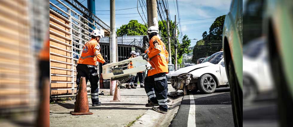 Conductor resulta lesionado tras chocar contra un poste del tendido eléctrico en San Salvador