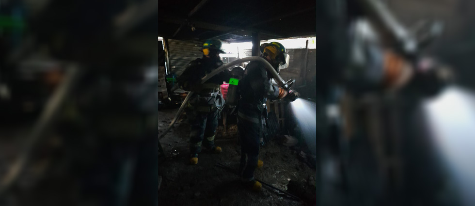 Bomberos sofocan fuego que consumió cocina en vivienda de San Vicente