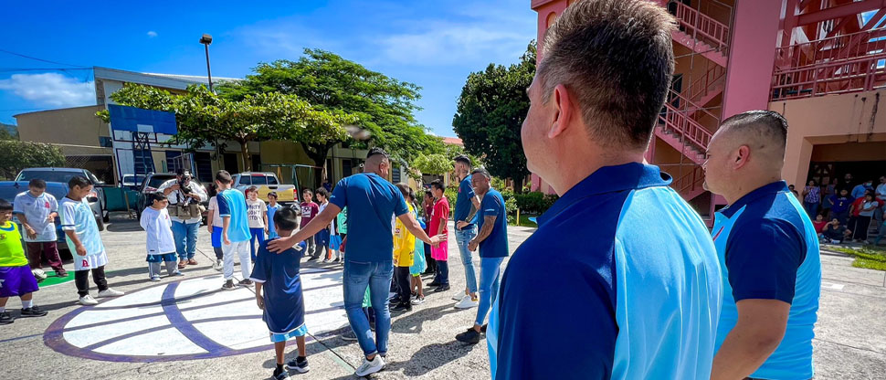 Alianza regala pelotas e indumentaria deportiva en el Hogar de Niños San Vicente de Paul 
