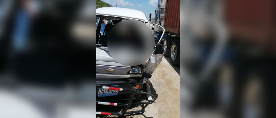 Una persona queda atrapada entre los hierros retorcidos de panelito tras grave choque