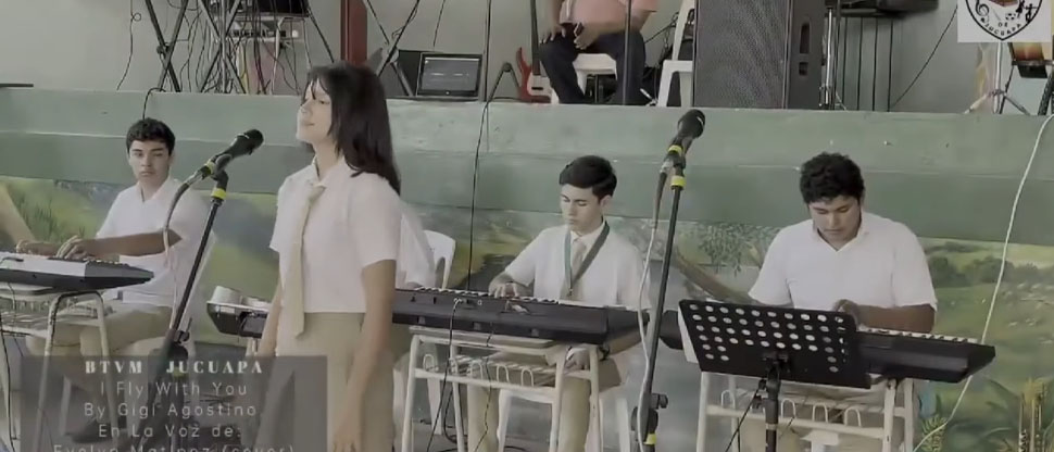 Estudiantes del Complejo Educativo de Jucuapa son tendencia en redes sociales por su habilidad musical