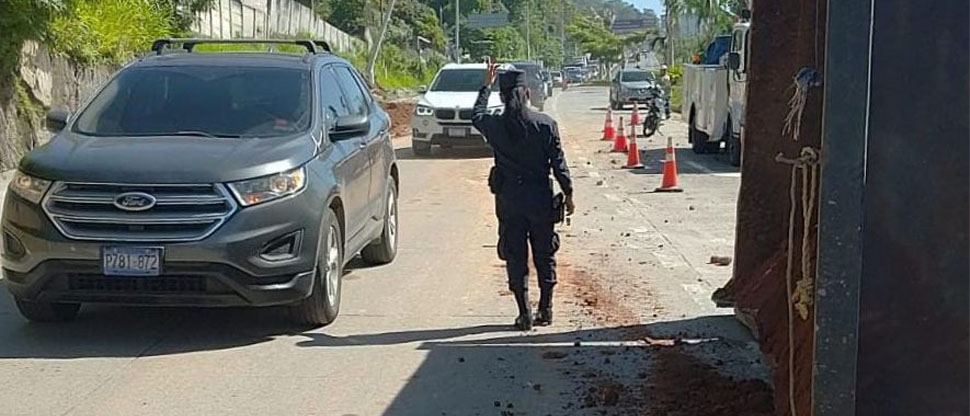 PRECAUCIÓN: Camión de volteo vuelca en la carretera al Puerto de La Libertad