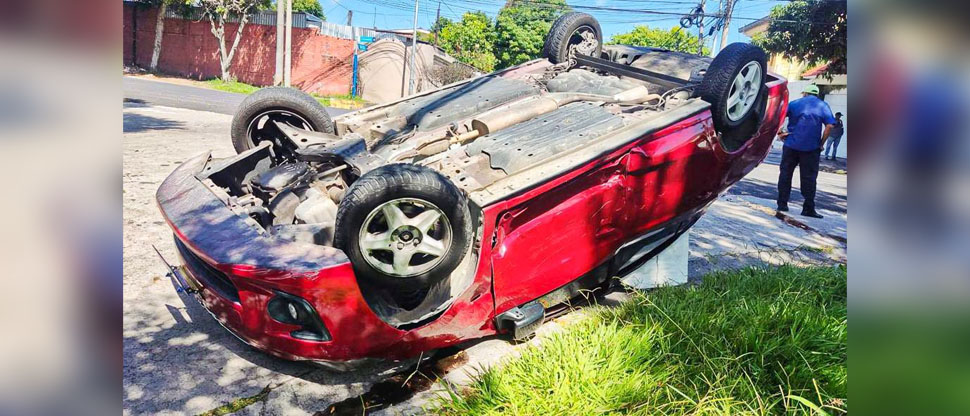 VIDEO: Carro vuelca tras grave choque en la colonia San Francisco