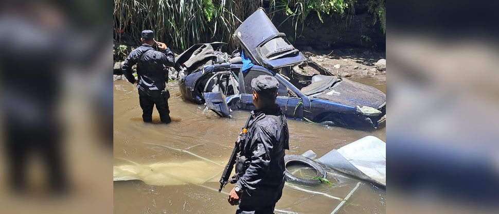 VIDEO: Carro cae al río Ceniza en “La Curva de la Muerte” en carretera a Sonsonate