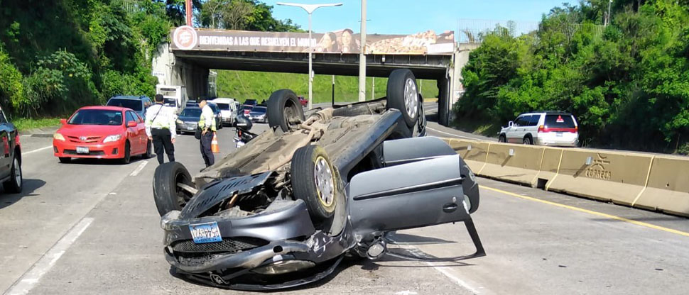 Conductora resulta ilesa luego de volcar con su carro en el bulevar Monseñor Romero