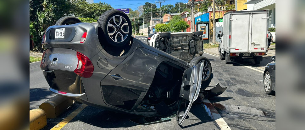Dos carros quedan volcados tras fuerte choque en la avenida Masferrer Norte