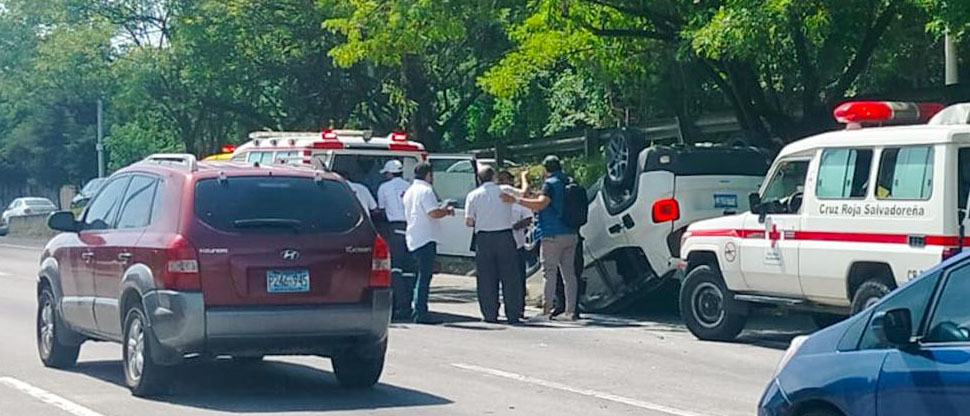 Hospitalizan a dos personas tras fuerte choque de camionetas en el bulevar Monseñor Romero