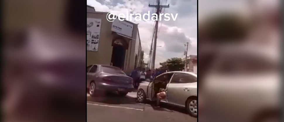 Carro sube a la acera y se estrella contra negocio tras grave choque en Santa Ana