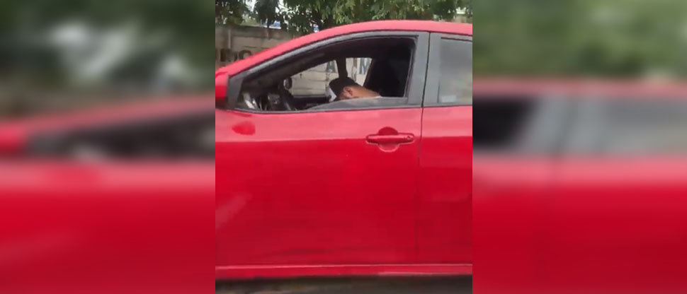 Tras una noche de copas, conductor se queda dormido en plena vía pública