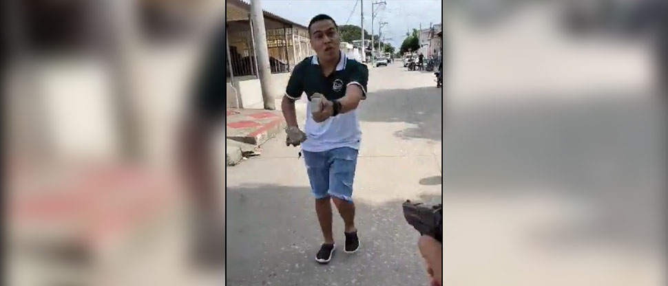 BRUTALIDAD POLICIAL: Policía colombiano dispara a joven que lo amenazaba con una piedra