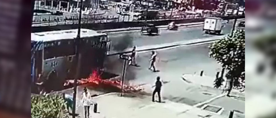 VIDEO: Delincuentes atacan e incendian autobús con pasajeros a bordo en Ecuador