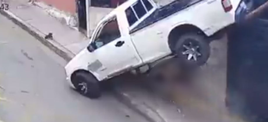 Hombre pierde control de su  automóvil en subida y provoca la muerte de un niño en Ecuador