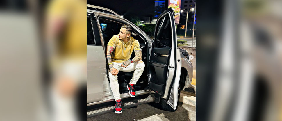 Critican al Ricky tras prestarle a su novia el Hilux comprado con dinero donado