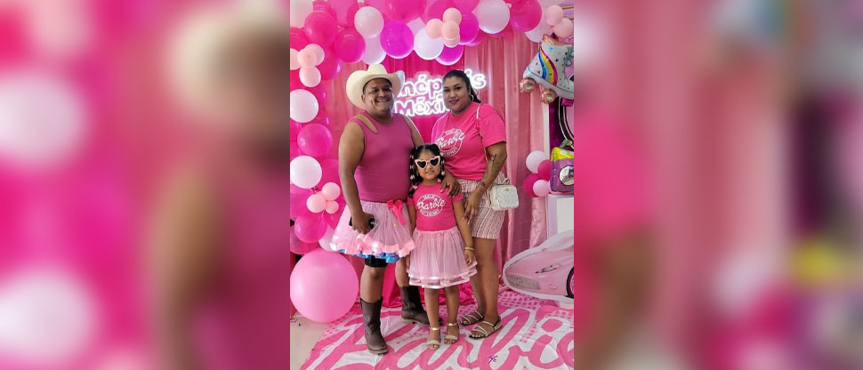 Hombre se pone vestido rosado para acompañar a su hijita a ver el estreno de Barbie