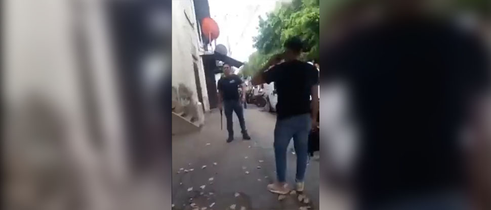 INTOLERANCIA: Denuncian a hombre que amenaza y ultraja a jóvenes frente a su casa