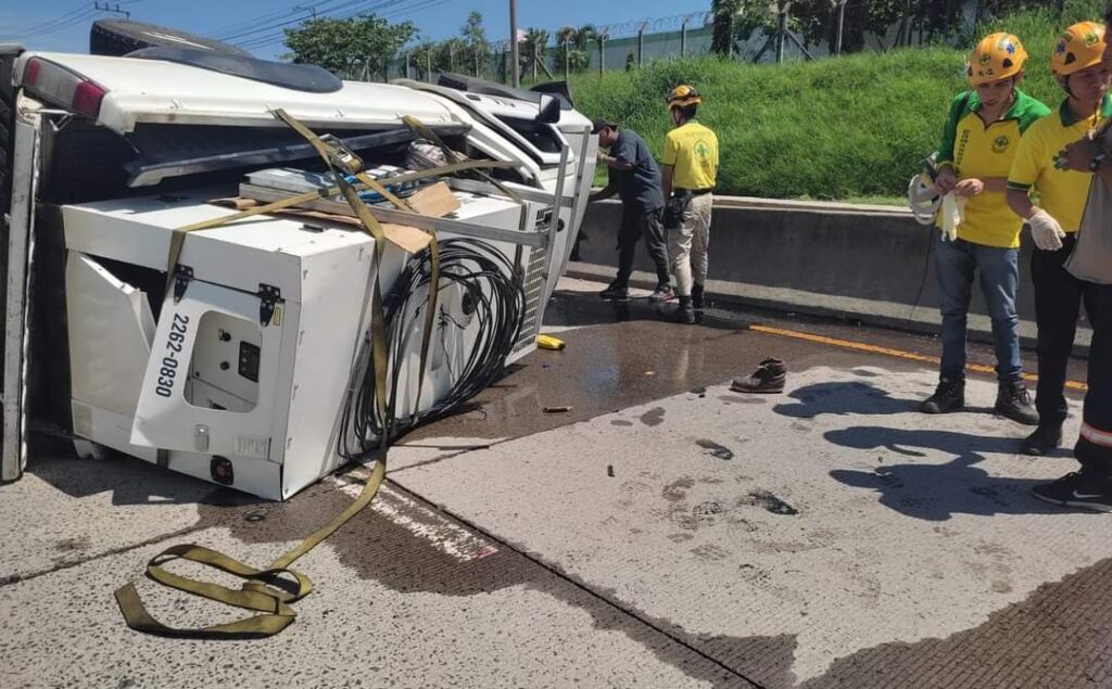 Aparatoso accidente se registra en carretera de Oro, Apopa