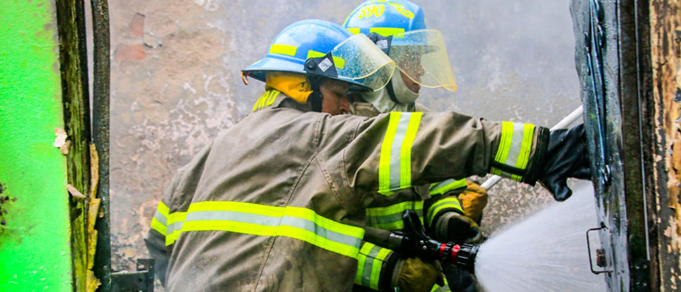 Voraz incendio reduce a cenizas una vivienda en Cojutepeque