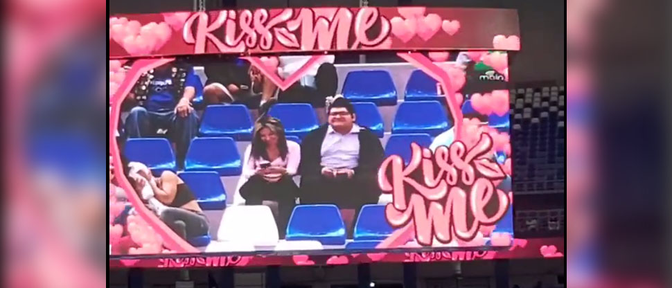 La Kiss Cam de los Juegos de San Salvador 2023 ayuda a joven a darse cuenta que está en la “Friendzone”