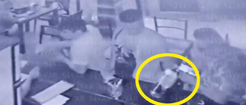 Dos hombres aprovechan descuido para robar una botella de licor en bar de Cojutepeque