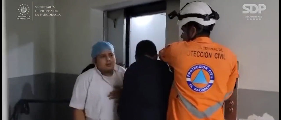 Captan momento del rescate de hombre atrapado en ascensor del hospital de San Miguel tras sismo