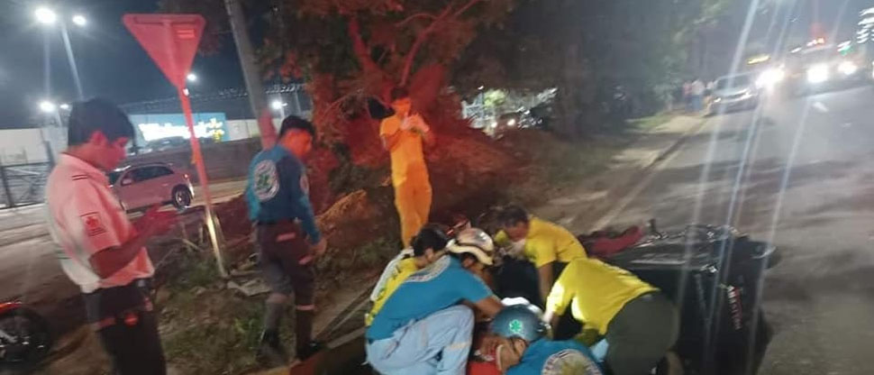 Socorristas auxilian a una persona atropellada por un motociclista en Santa Ana