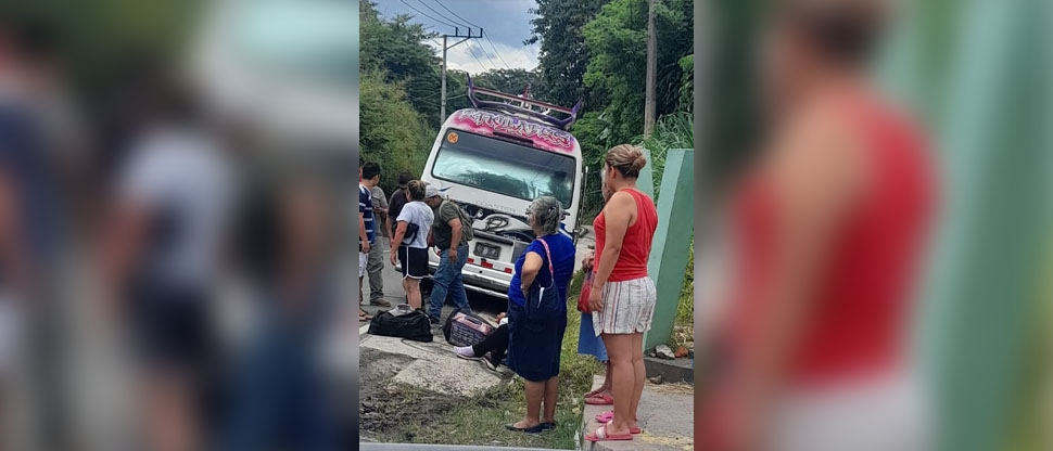 Reportan tres personas lesionadas en accidente de microbús de la ruta 6 en Mariona