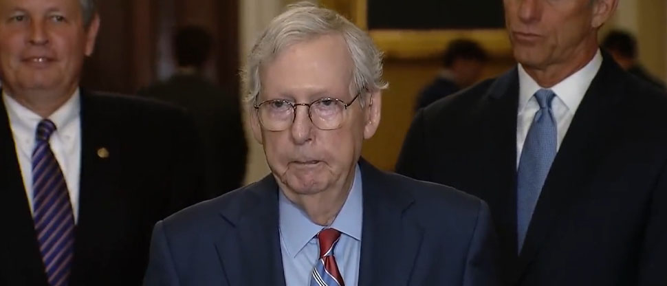 Líder republicano en el Senado de Estados Unidos se queda congelado en conferencia