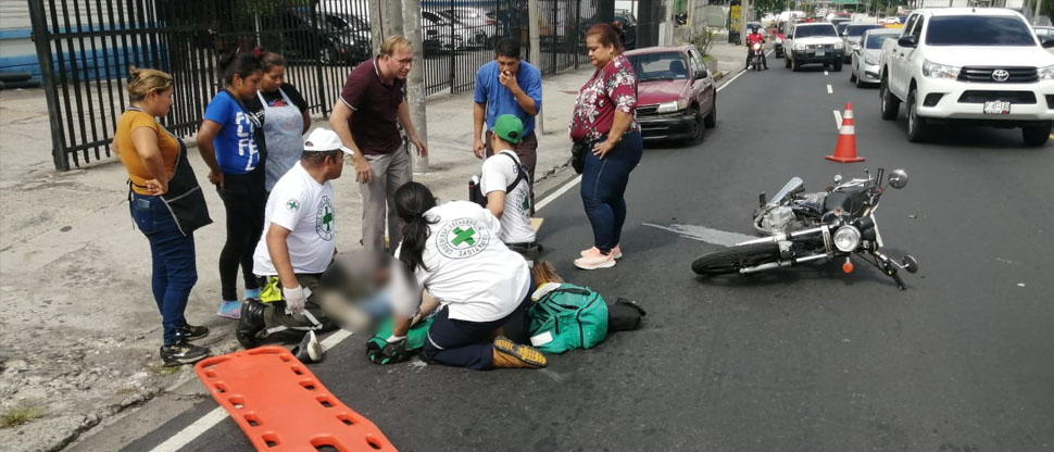 Socorristas auxilian a motociclista tras accidentarse en Alameda Roosevelt, San Salvador