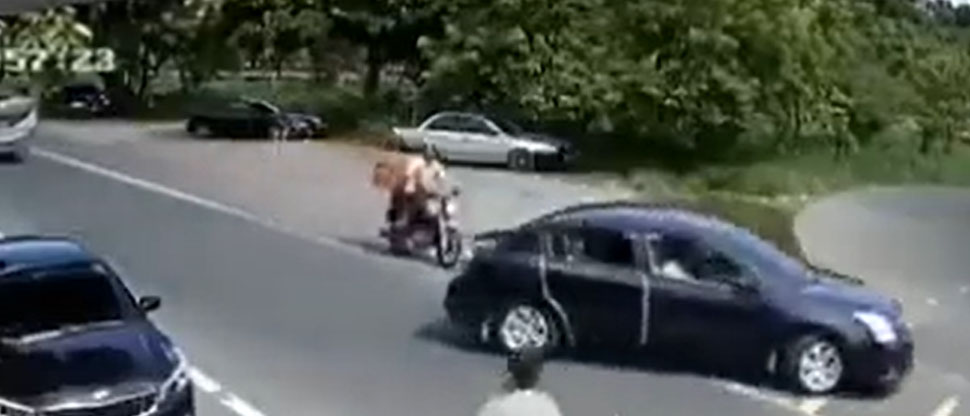 Cámara capta cuando automovilista hace giro prohibido y choca con motociclista 