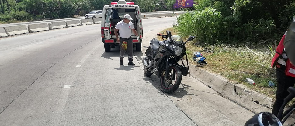 Motociclista y su acompañante se accidentan en la carretera al Puerto de La Libertad