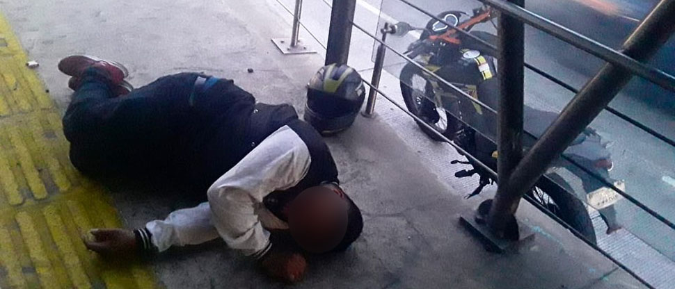 Motociclista pasado de copas se estaciona y duerme en el SITRAMSS mientras “le baja”