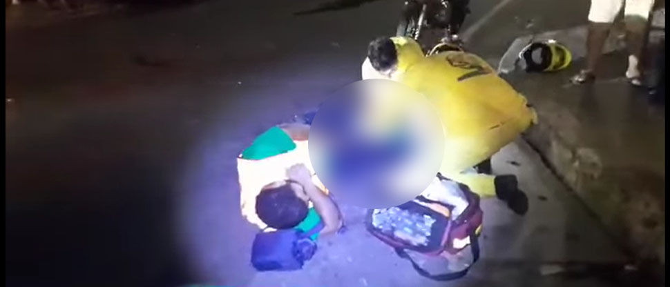 Automovilista deja lesionado a motociclista en la calle tras fuerte choque y escapa 