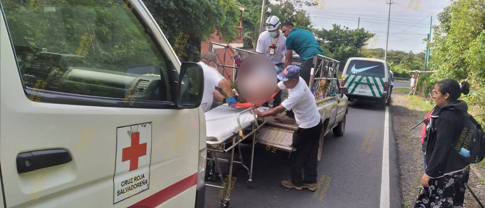 Trasladan de emergencia al hospital a motociclista y su acompañante tras grave accidente en Los Naranjos