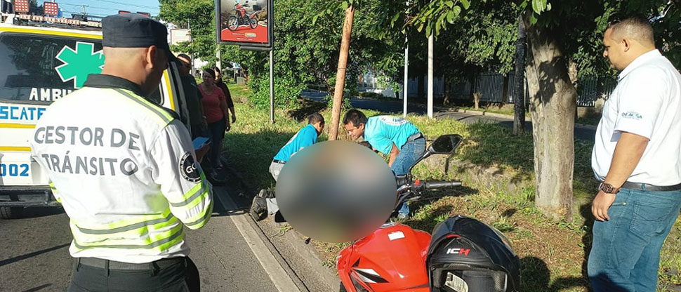 Automovilista invade el carril y provoca que motociclista se accidente en Santa Ana