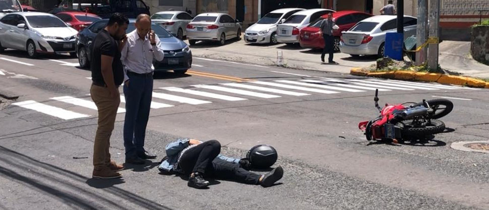 Motociclista queda tendido en el asfalto tras chocar con un carro en la avenida Olímpica