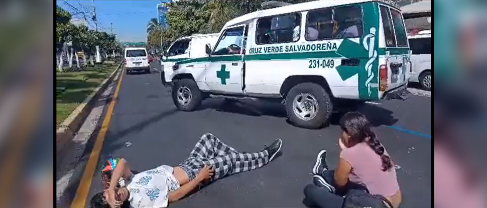 Motociclista y su acompañante quedan tendidos en el asfalto tras chocar contra carro