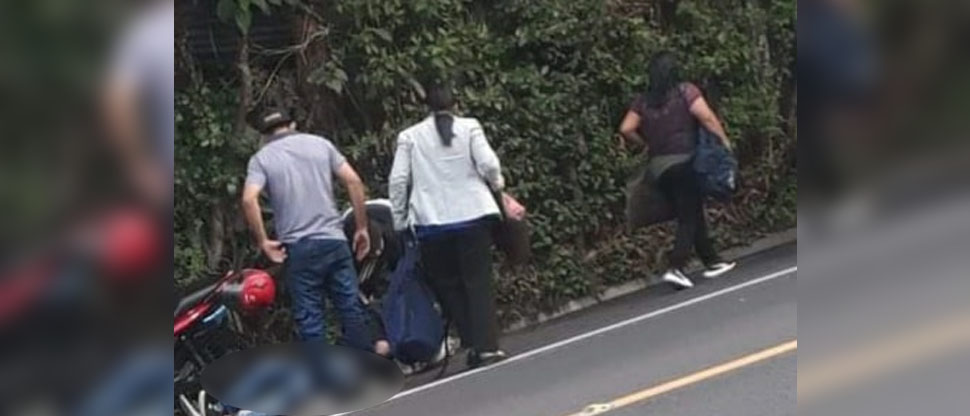 Motociclista queda tendido sobre el pavimento tras impactar contra un microbús