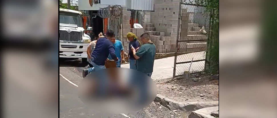 Mujer cae de microbús de la ruta 12 luego que el motorista arrancó imprudentemente