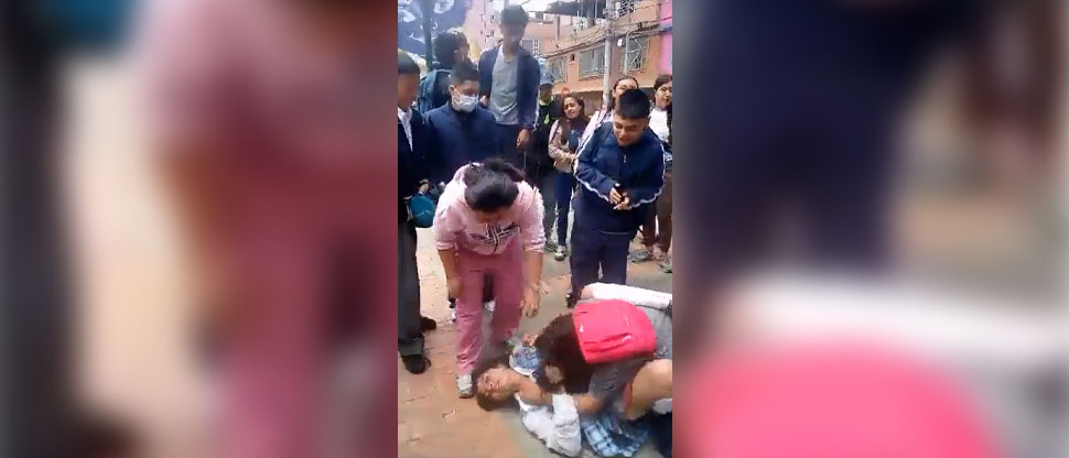 Mujer obliga a su hija a agarrar de los pelos a compañera a la salida del colegio en Colombia