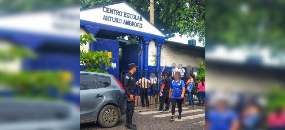 PNC brinda seguridad en centros educativos en diversos puntos del país