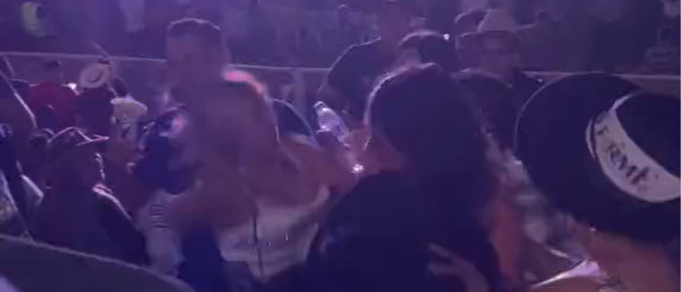 Señoritas pasadas de copas se agarran de los pelos durante el concierto de Grupo Firme