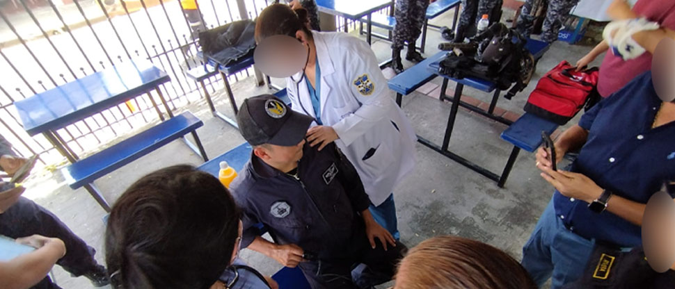 Tripulantes de helicóptero de la PNC a salvo tras aterrizaje de emergencia sobre la iglesia La Merced