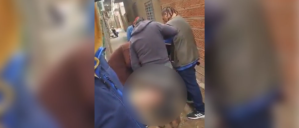 Delincuentes ponen de rodillas a agente policial apuntándole con pistola en Argentina