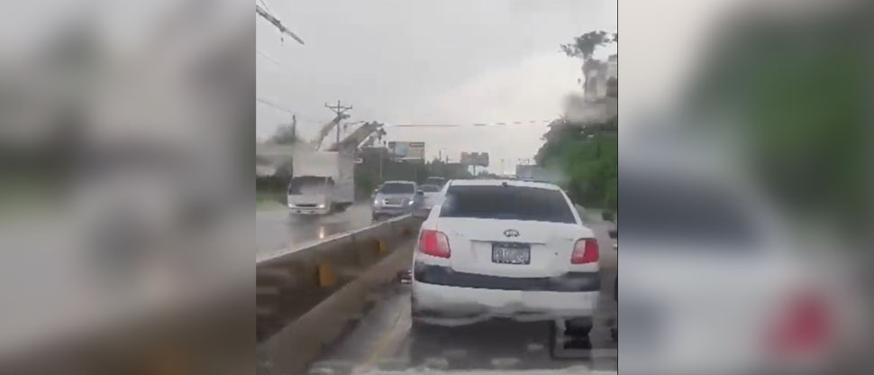 Fuerte tormenta inunda un tramo de la carretera frente al Poliedro 