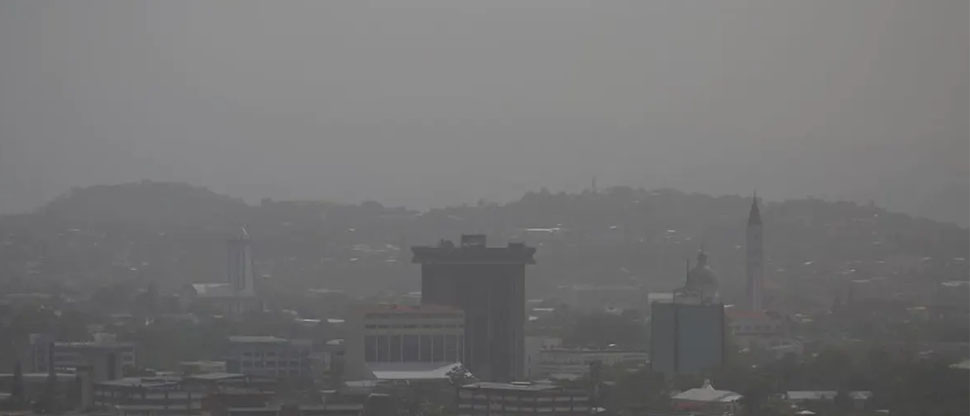 El ambiente estará caluroso y brumoso por ingreso de polvos del Sahara