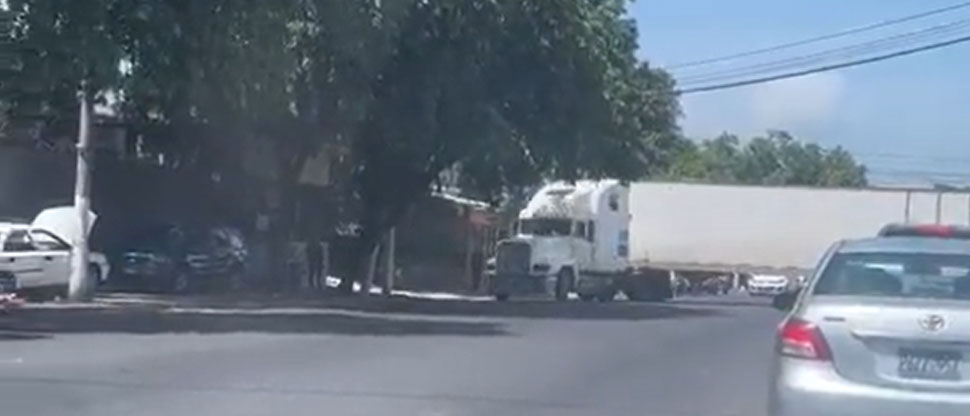 Denuncian a rastra haciendo un giro en U prohibido en la alameda Juan Pablo II