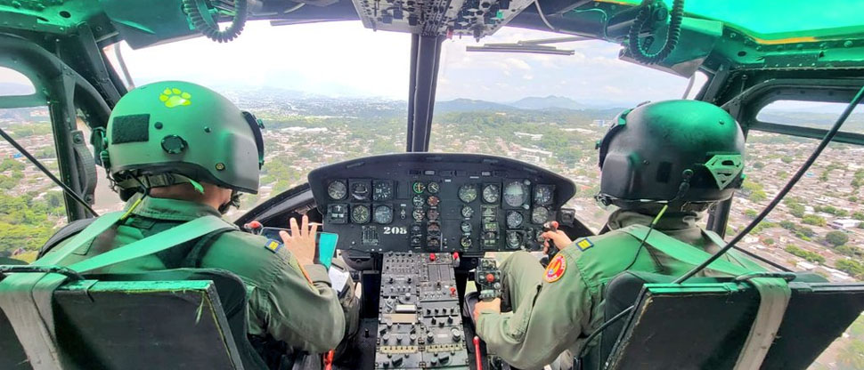 VIDEO: Rescatan con vida a dos personas tras accidentarse en una avioneta