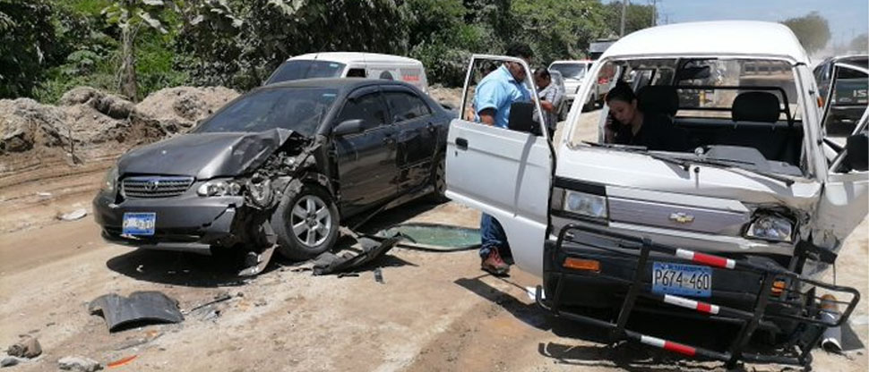 Rescatan a joven atrapada en panelito tras fuerte choque cerca del redondel Integración